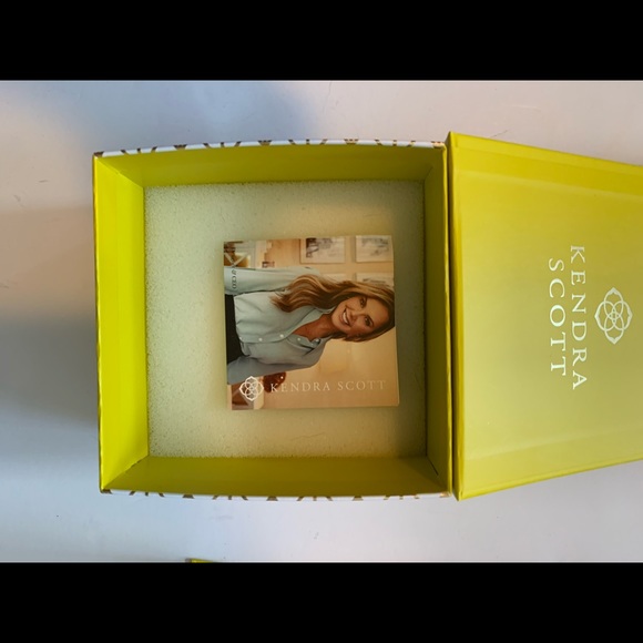 Kendra Scott gift wrap boxes with bow - Picture 3 of 7